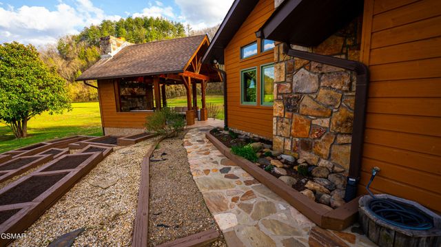 4242 Pearl Valley Road, Sevierville, TN 37876