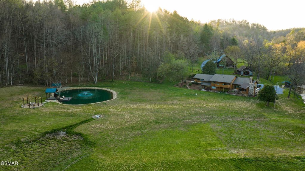 4242 Pearl Valley Road, Sevierville, TN 37876