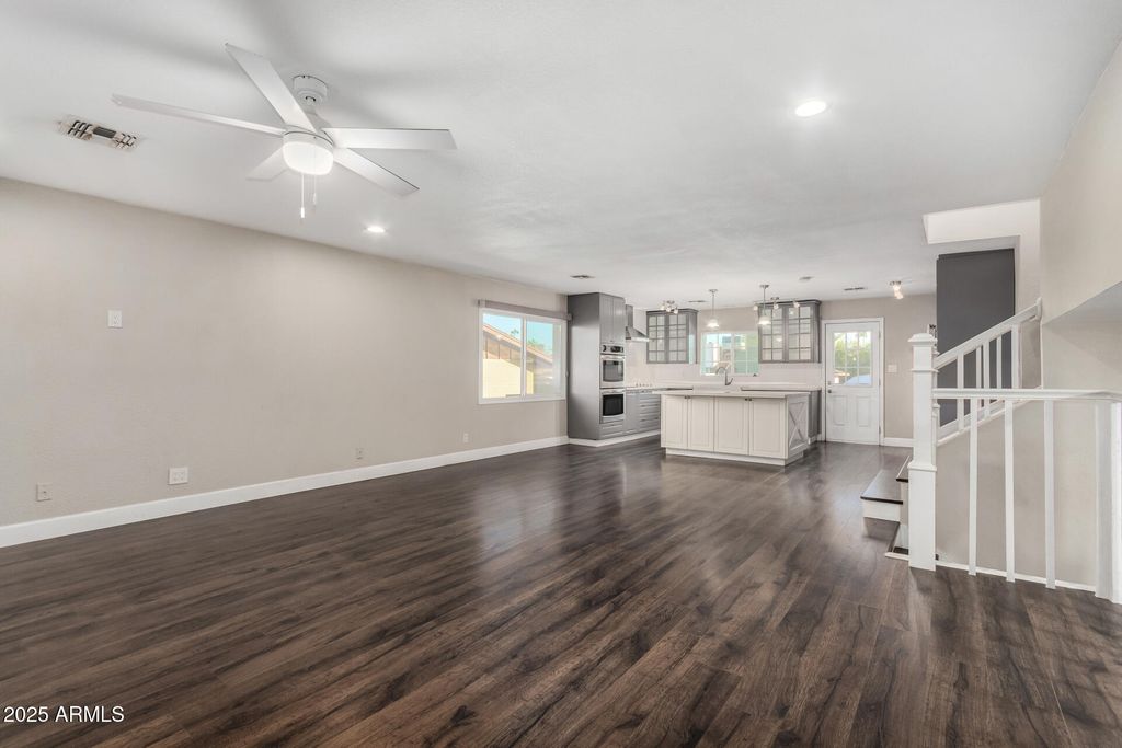 Image 10 of property listing at 1717 E PEBBLE BEACH Drive, Tempe, AZ 85282