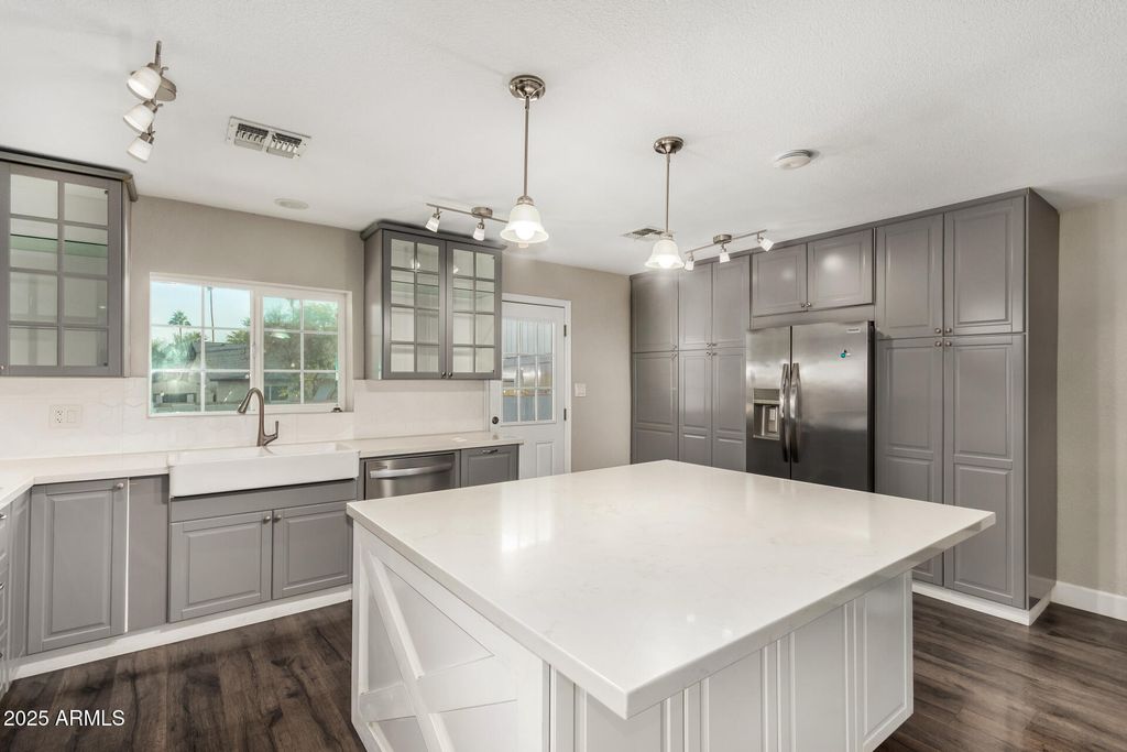 Image 15 of property listing at 1717 E PEBBLE BEACH Drive, Tempe, AZ 85282