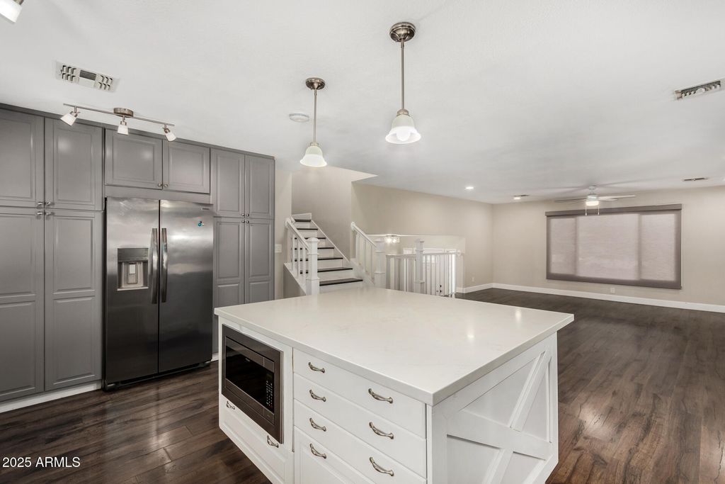 Image 16 of property listing at 1717 E PEBBLE BEACH Drive, Tempe, AZ 85282