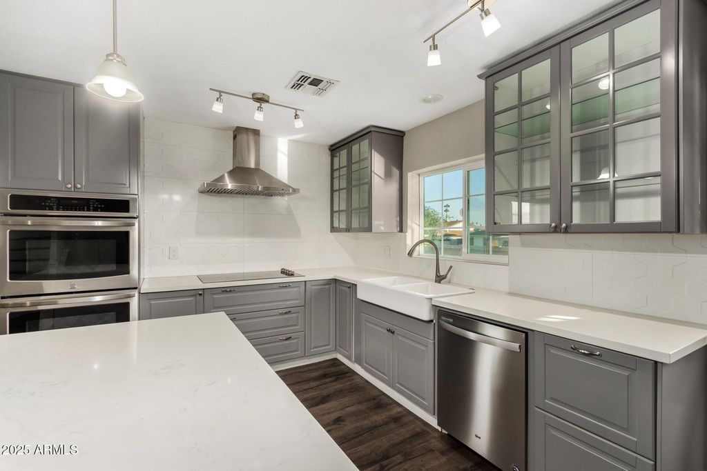 Image 17 of property listing at 1717 E PEBBLE BEACH Drive, Tempe, AZ 85282