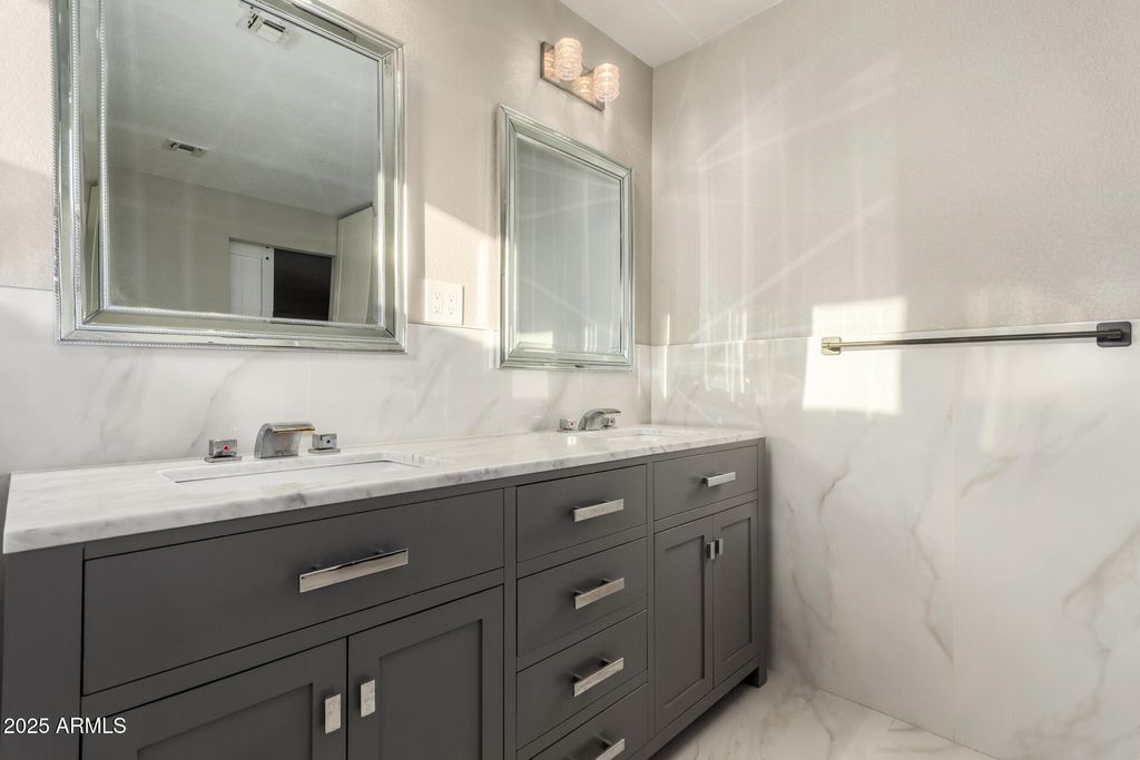 Image 27 of property listing at 1717 E PEBBLE BEACH Drive, Tempe, AZ 85282