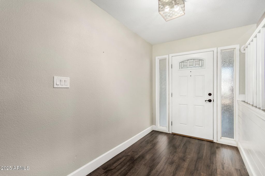 Image 5 of property listing at 1717 E PEBBLE BEACH Drive, Tempe, AZ 85282