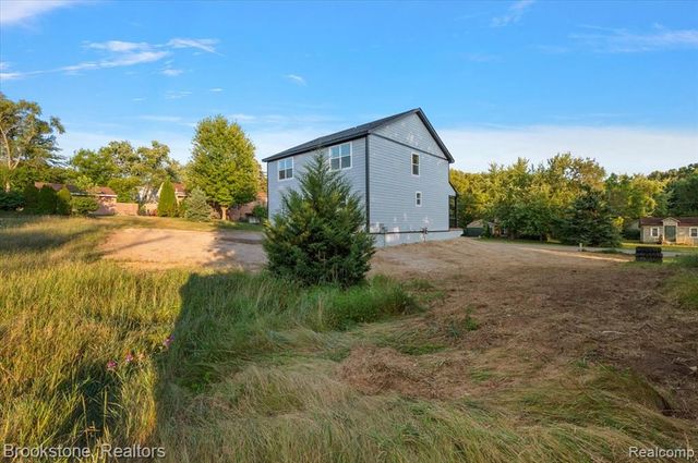 3080 W Newberry Road, Waterford, MI 48329