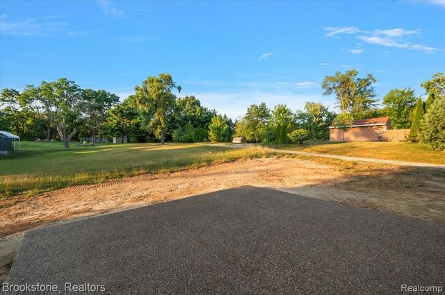 3080 W Newberry Road, Waterford, MI 48329