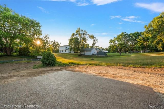 3080 W Newberry Road, Waterford, MI 48329