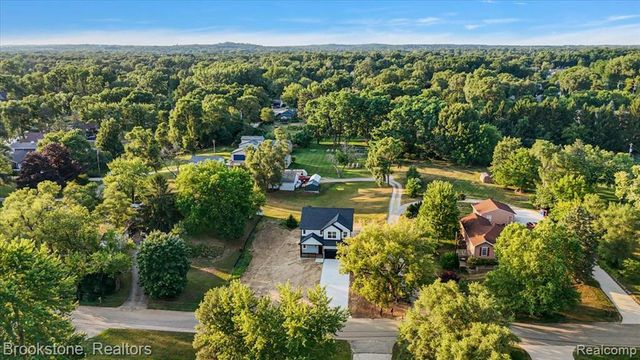 3080 W Newberry Road, Waterford, MI 48329