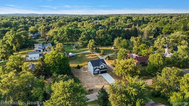 3080 W Newberry Road, Waterford, MI 48329