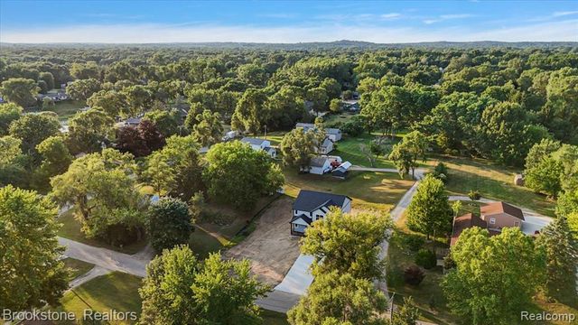 3080 W Newberry Road, Waterford, MI 48329