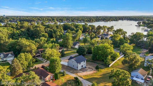 3080 W Newberry Road, Waterford, MI 48329