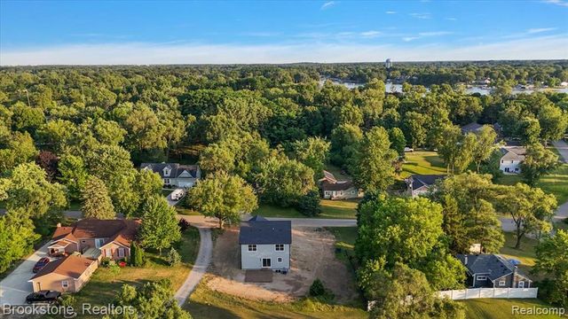 3080 W Newberry Road, Waterford, MI 48329