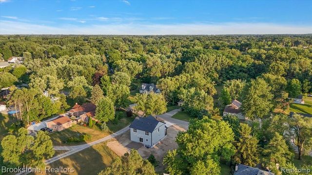 3080 W Newberry Road, Waterford, MI 48329