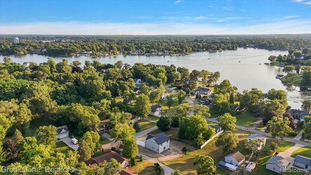 3080 W Newberry Road, Waterford, MI 48329