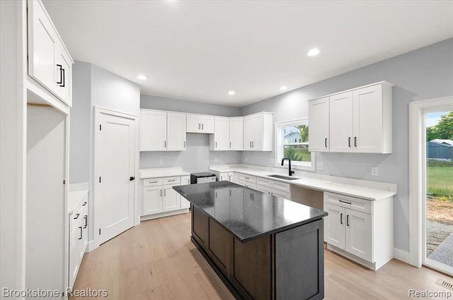 3080 W Newberry Road, Waterford, MI 48329