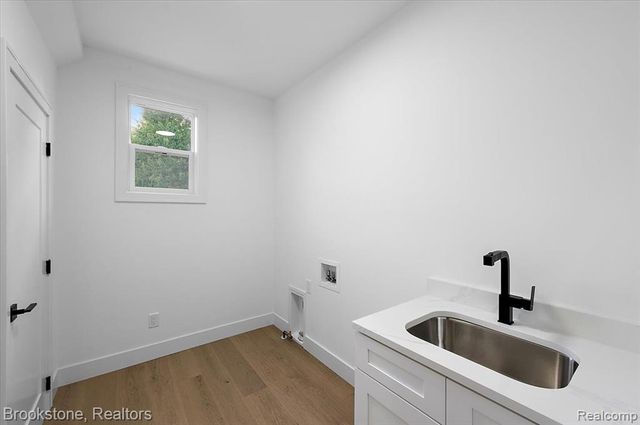 3080 W Newberry Road, Waterford, MI 48329