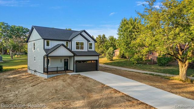 3080 W Newberry Road, Waterford, MI 48329