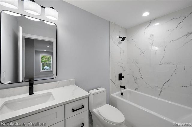3080 W Newberry Road, Waterford, MI 48329