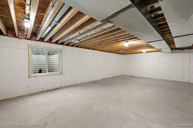 3080 W Newberry Road, Waterford, MI 48329