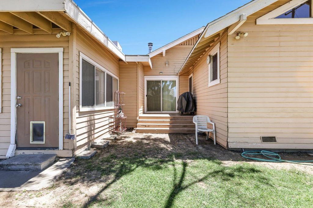 Image 32 of property listing at 2637 A Street, Selma, CA 93662