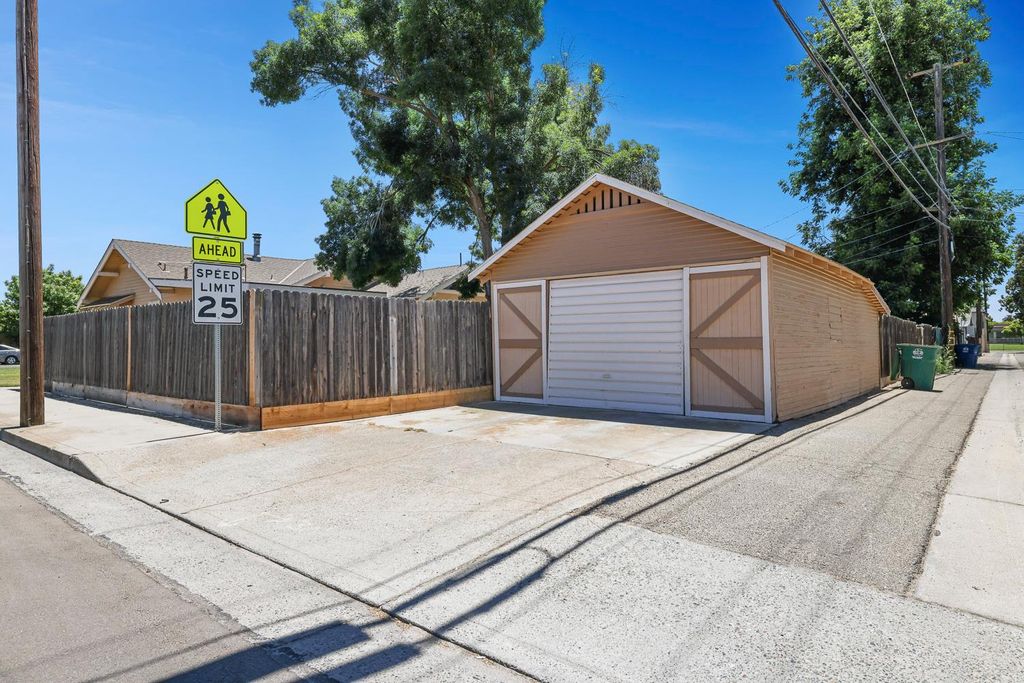 Image 33 of property listing at 2637 A Street, Selma, CA 93662