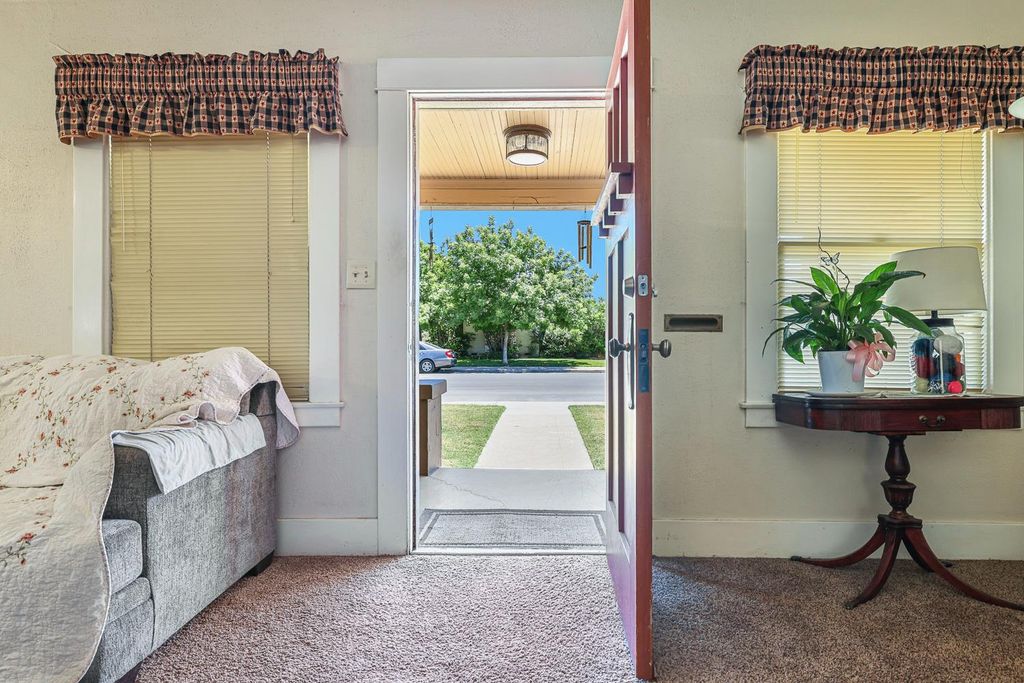 Image 5 of property listing at 2637 A Street, Selma, CA 93662