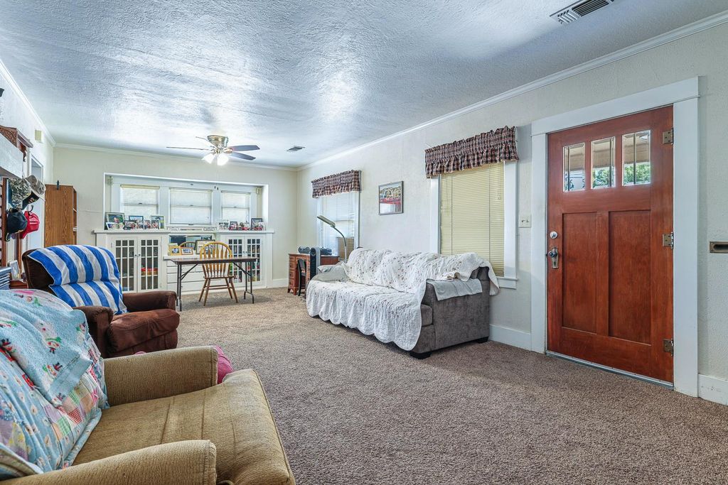 Image 6 of property listing at 2637 A Street, Selma, CA 93662