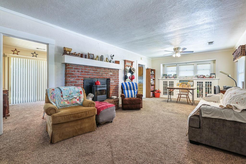 Image 7 of property listing at 2637 A Street, Selma, CA 93662