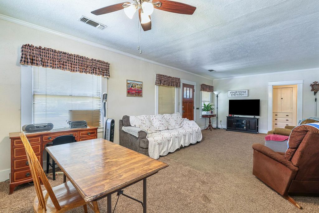 Image 8 of property listing at 2637 A Street, Selma, CA 93662