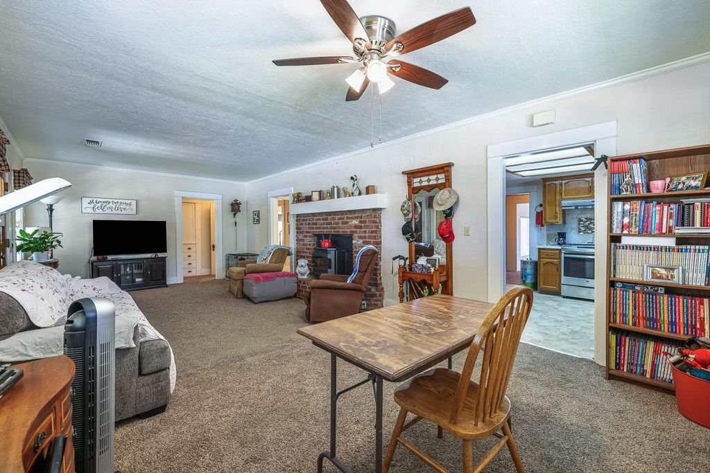 Image 9 of property listing at 2637 A Street, Selma, CA 93662