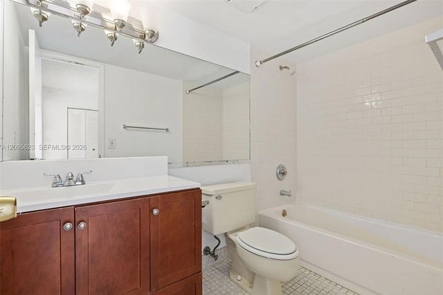 10050 NW 9th St Circle 203, Miami, FL 33172
