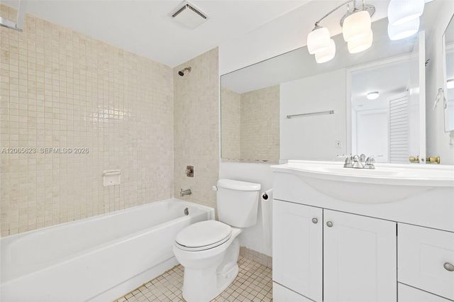 10050 NW 9th St Circle 203, Miami, FL 33172