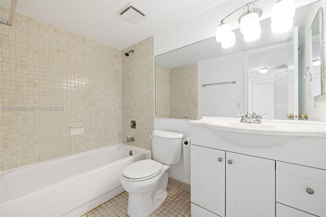 10050 NW 9th St Circle 203, Miami, FL 33172