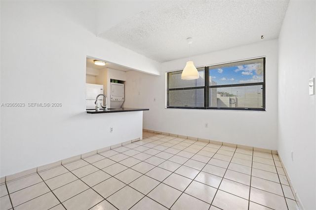 10050 NW 9th St Circle 203, Miami, FL 33172