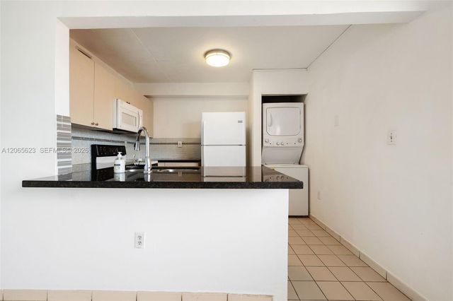 10050 NW 9th St Circle 203, Miami, FL 33172