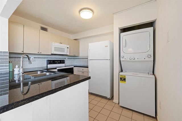 10050 NW 9th St Circle 203, Miami, FL 33172