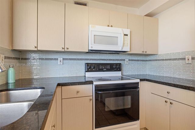10050 NW 9th St Circle 203, Miami, FL 33172