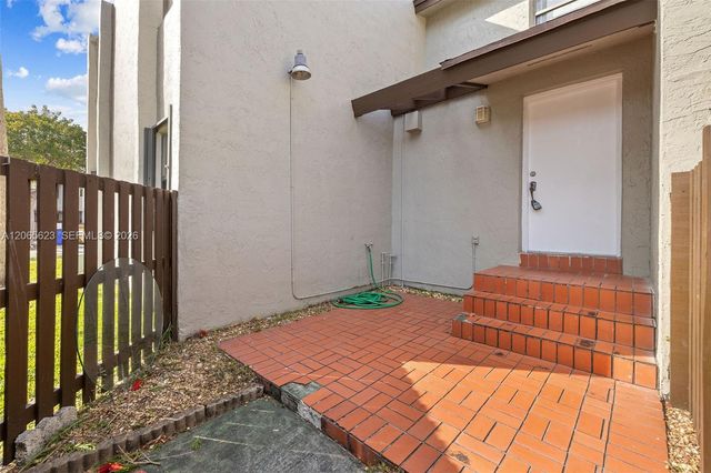 10050 NW 9th St Circle 203, Miami, FL 33172