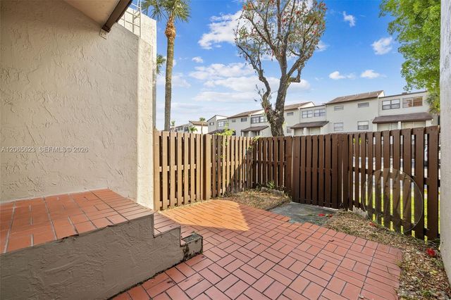 10050 NW 9th St Circle 203, Miami, FL 33172