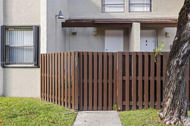 10050 NW 9th St Circle 203, Miami, FL 33172