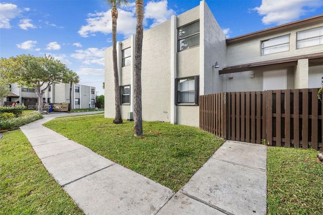 10050 NW 9th St Circle 203, Miami, FL 33172