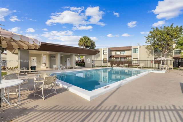 10050 NW 9th St Circle 203, Miami, FL 33172