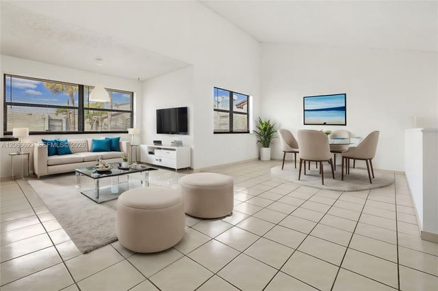10050 NW 9th St Circle 203, Miami, FL 33172