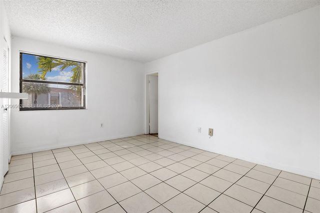10050 NW 9th St Circle 203, Miami, FL 33172