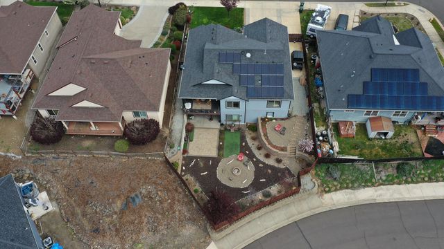 1050 Azure Way, Eagle Point, OR 97524