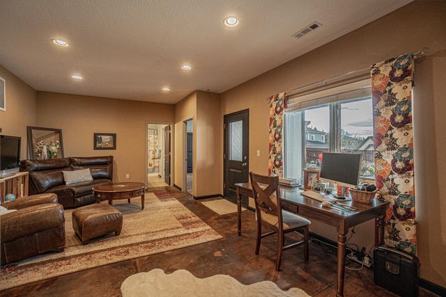 1050 Azure Way, Eagle Point, OR 97524