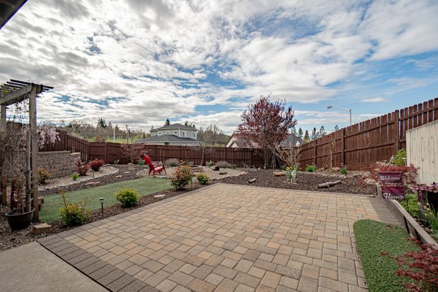 1050 Azure Way, Eagle Point, OR 97524