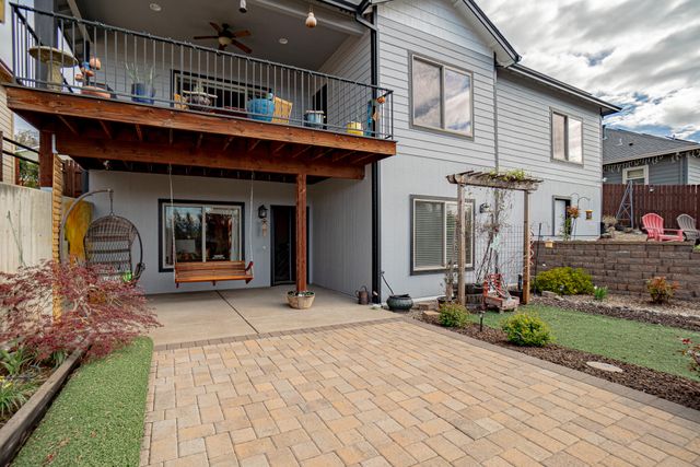 1050 Azure Way, Eagle Point, OR 97524