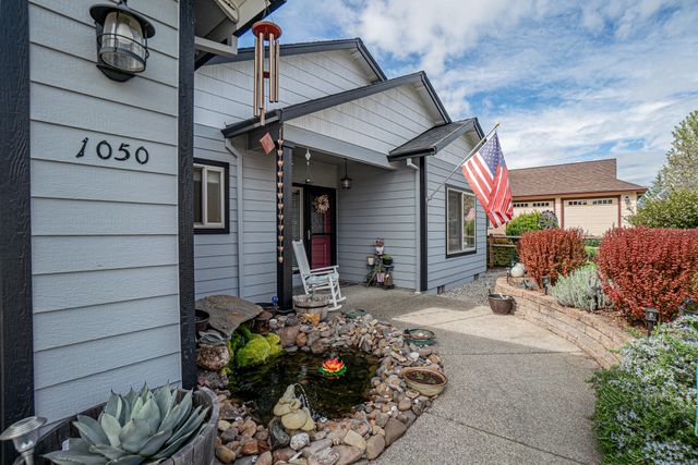 1050 Azure Way, Eagle Point, OR 97524