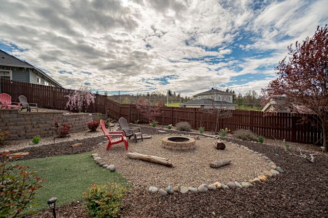 1050 Azure Way, Eagle Point, OR 97524
